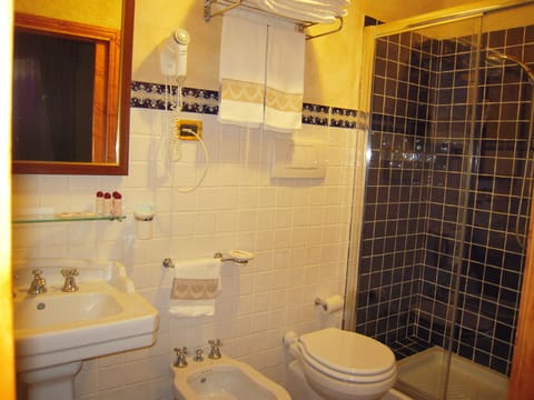 Quadruple Room | Bathroom | Free toiletries, hair dryer, bidet, towels