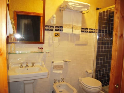 Quadruple Room | Bathroom | Free toiletries, hair dryer, bidet, towels