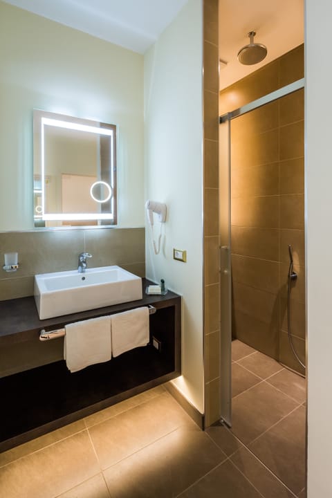 Deluxe Studio Suite, 1 Bedroom, Fireplace, Mountainside | Bathroom | Rainfall showerhead, free toiletries, hair dryer, slippers