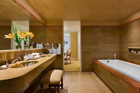 Club Room, 1 King Bed (San Martin) | Bathroom | Combined shower/tub, deep soaking tub, free toiletries, hair dryer