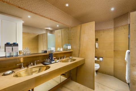 Club Room, 1 Double Bed (Belgrano) | Bathroom | Combined shower/tub, deep soaking tub, free toiletries, hair dryer