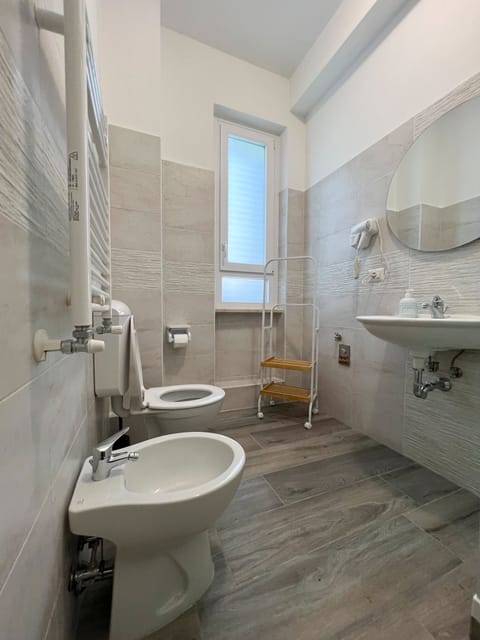 Triple Room, Private Bathroom | Bathroom | Free toiletries, hair dryer, towels