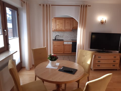 Deluxe Apartment, Mountain View | In-room dining