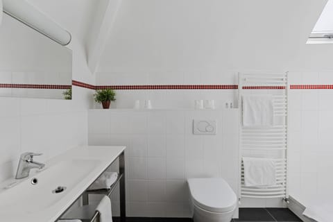 Triple Room | Bathroom | Hair dryer, towels, soap, shampoo