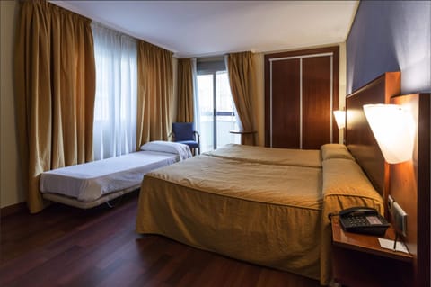 Double Room (extra bed) | In-room safe, desk, rollaway beds, free WiFi