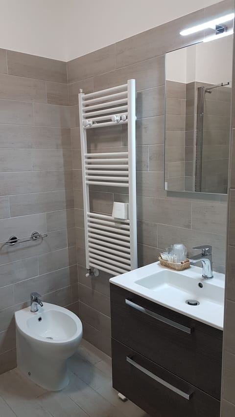 Triple Room, Sea View | Bathroom | Deep soaking tub, rainfall showerhead, free toiletries, hair dryer