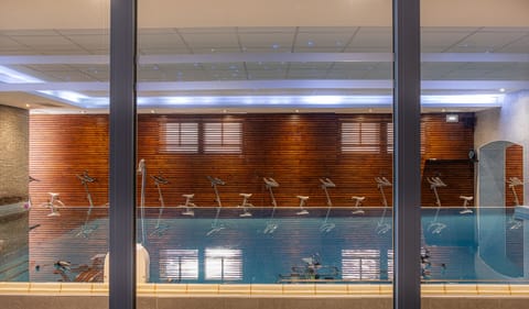 Indoor pool, sun loungers