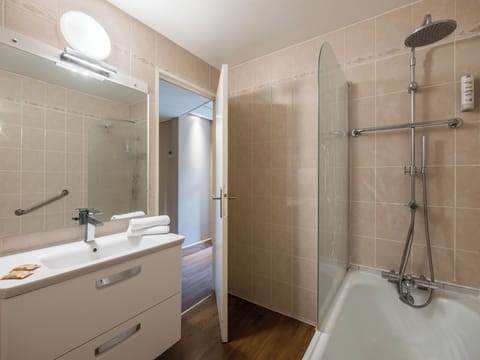 Premium bedding, in-room safe, desk, blackout drapes