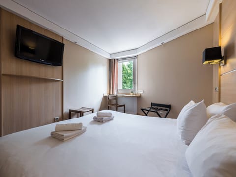 Double Room | Premium bedding, in-room safe, desk, blackout drapes