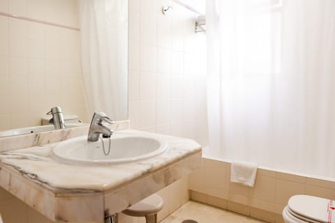 Bathtub, free toiletries, hair dryer, towels