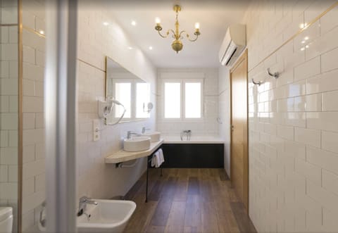 Suite | Bathroom | Free toiletries, hair dryer, towels, soap