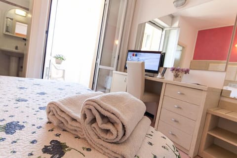 Double Room, Sea View | Minibar, in-room safe, desk, free WiFi