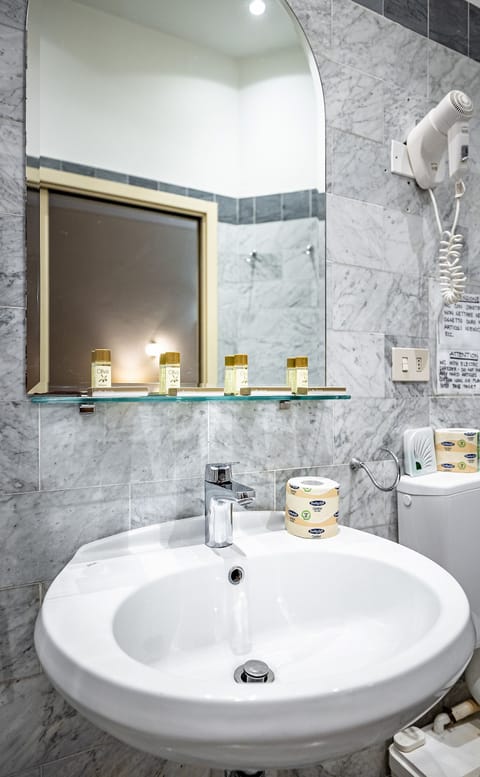 Quadruple Room | Bathroom | Shower, free toiletries, hair dryer, bidet