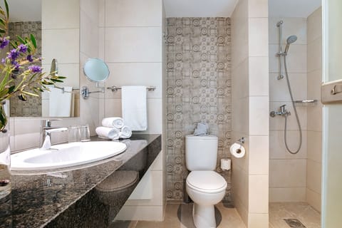 Economy Double Room | Bathroom | Eco-friendly toiletries, hair dryer, towels, toilet paper