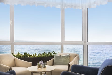 Lobby lounge, ocean views, open daily