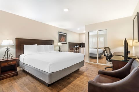 Standard Room, 1 King Bed, Non Smoking, Kitchenette (Shower Only) | Blackout drapes, iron/ironing board, cribs/infant beds, free WiFi