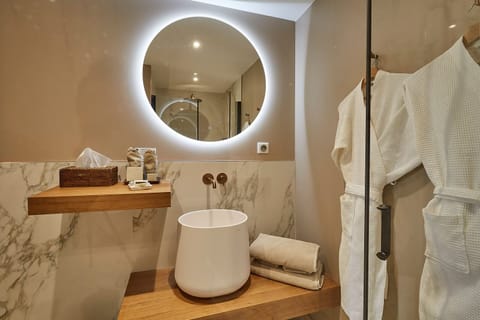 Double Room (elegance) | Bathroom | Combined shower/tub, hair dryer, towels