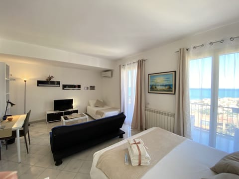 Triple Room, Balcony, Sea View | Desk, soundproofing, free WiFi