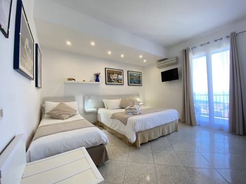 Triple Room, Balcony, Sea View | Desk, soundproofing, free WiFi