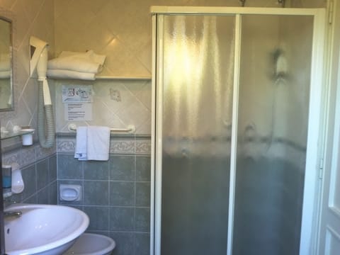 Shower, free toiletries, hair dryer, bidet