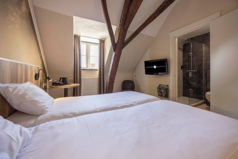 Standard Double Room | Desk, cribs/infant beds, rollaway beds, bed sheets