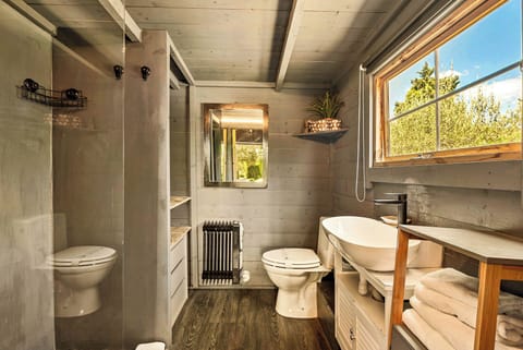 Glamour Eco-suite (+ SPA) | Bathroom | Free toiletries, hair dryer, slippers, towels