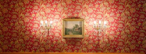 Breakfast and dinner served, local cuisine