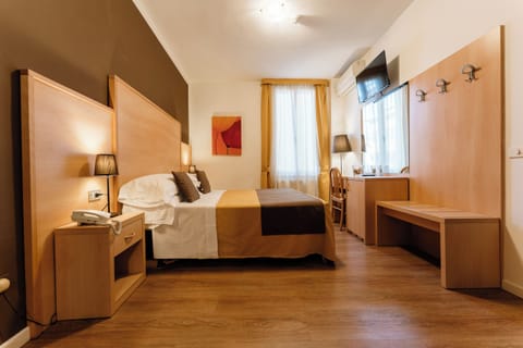 Classic Double or Twin Room | Minibar, in-room safe, desk, free WiFi