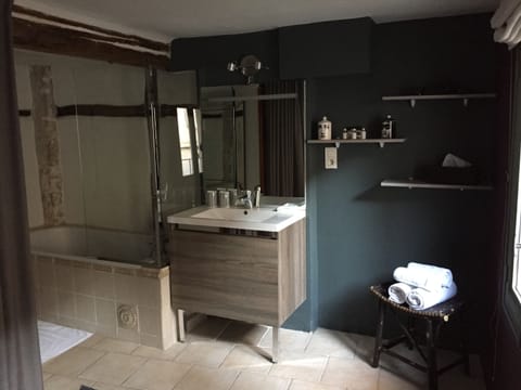 Romantic Suite, Ensuite (Quetzacoalt) | Bathroom | Free toiletries, hair dryer, towels, soap