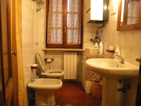 Comfort Room | Bathroom | Shower, free toiletries, hair dryer, bidet