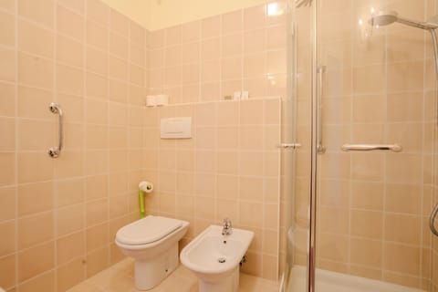 Deluxe Double Room | Bathroom | Free toiletries, hair dryer, bidet, towels