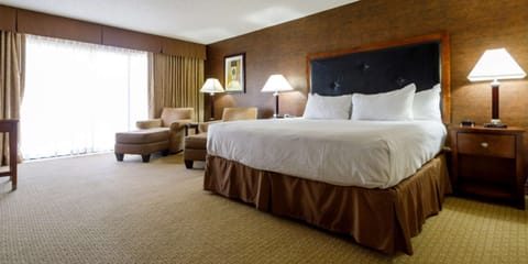 Executive Room, 1 King Bed (Level) | Premium bedding, pillowtop beds, desk, blackout drapes