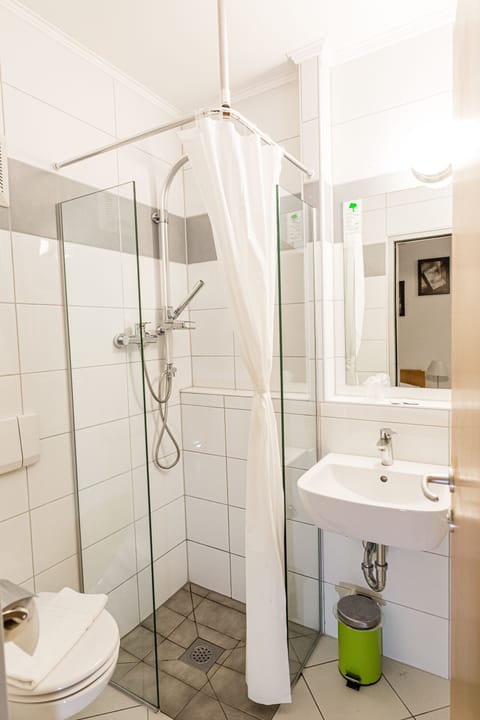 Single Room | Bathroom | Shower, hair dryer, towels