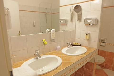 Standard Double Room | Bathroom | Free toiletries, hair dryer, slippers, towels