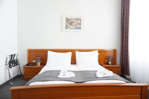 Double Room | In-room safe, blackout drapes, iron/ironing board, free WiFi