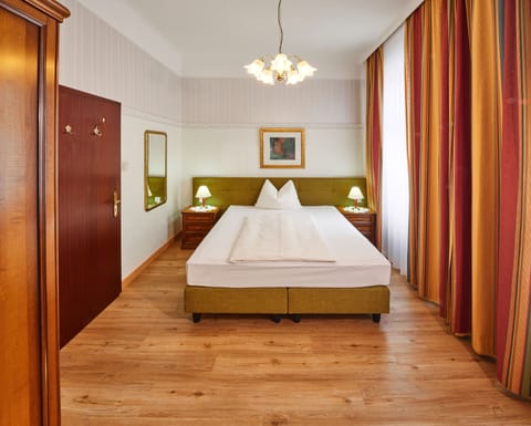 Single Room | Down comforters, minibar, in-room safe, iron/ironing board