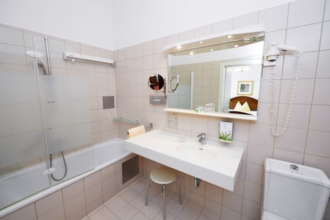 Single Room | Bathroom | Shower, free toiletries, hair dryer, towels