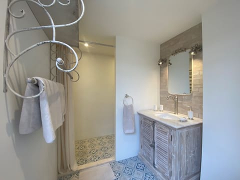 Family Suite, Kitchen, Canal View | Bathroom | Towels