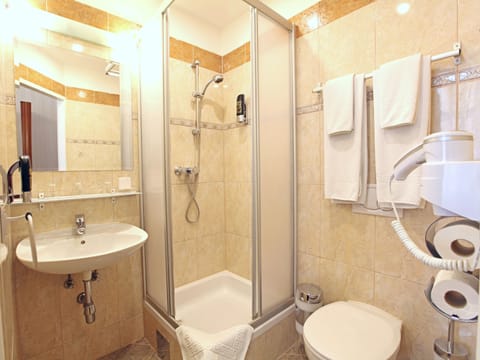 Comfort Double Room | Bathroom | Shower, hair dryer, towels