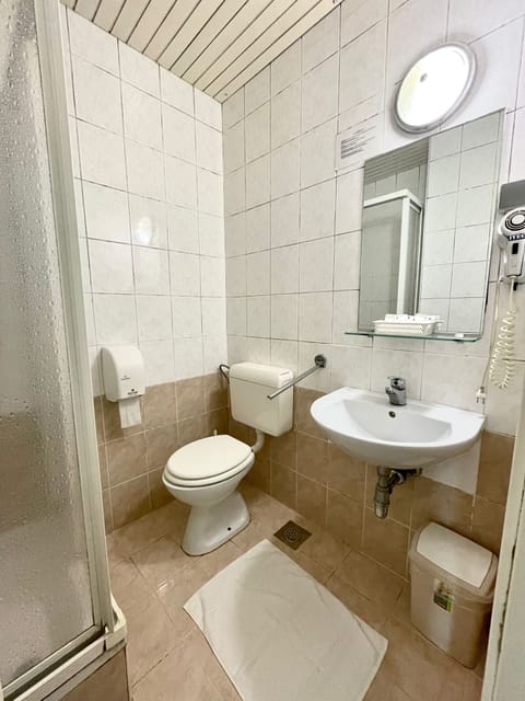 Double Room | Bathroom | Shower, hair dryer, towels