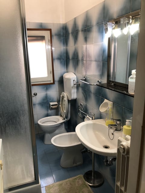 Standard Room, 2 Twin Beds | Bathroom | Shower, hair dryer, bidet, towels
