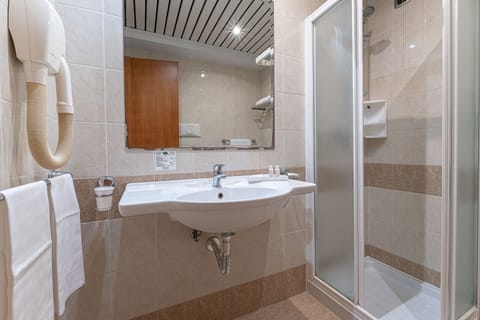 Double Room | Bathroom | Shower, eco-friendly toiletries, hair dryer, bidet