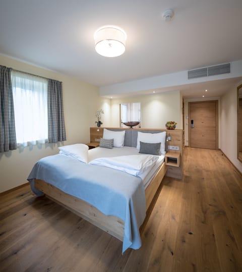 Deluxe Double Room, 1 Bedroom | Premium bedding, minibar, in-room safe, desk