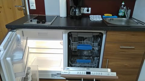 Studio, 1 double bed, terrace, private entrance in the garden | Private kitchenette | Microwave