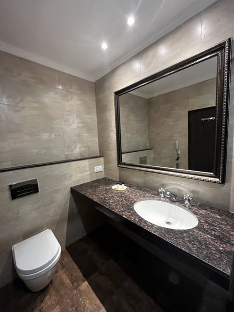 Executive Double Room, 1 Queen Bed | Bathroom | Shower, rainfall showerhead, free toiletries, hair dryer