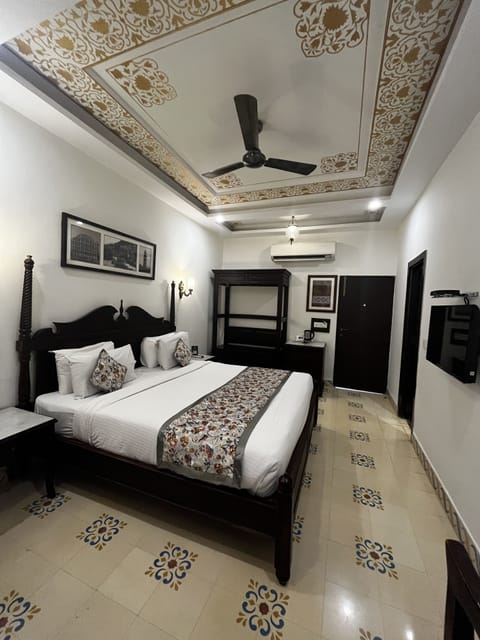 Executive Double Room, 1 Queen Bed | Select Comfort beds, minibar, in-room safe, blackout drapes
