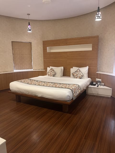 Executive Double Room, 1 Queen Bed | Select Comfort beds, minibar, in-room safe, blackout drapes