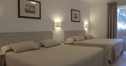 Quadruple Room | Minibar, in-room safe, desk, soundproofing