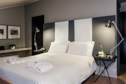 Comfort Room, 1 Queen Bed, Attic (10 stairs) | Frette Italian sheets, premium bedding, down comforters, minibar