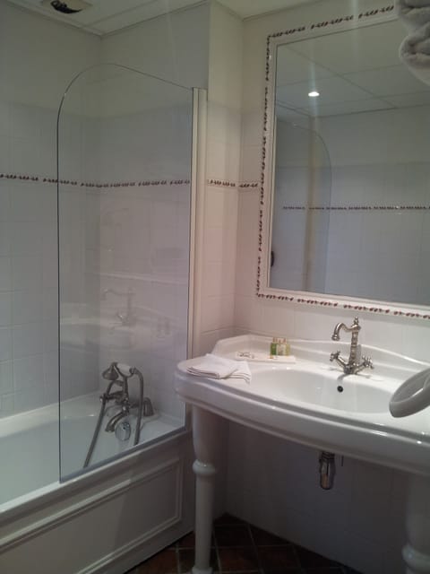 Double room Symphony Mansardée | Bathroom | Free toiletries, hair dryer, towels